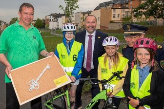 Millionenprojekt in Plauen übergeben: Was der neue Verkehrsgarten zu bieten hat - Der Übungsplatz, ein abgesperrtes Gelände, ist montags bis freitags geöffnet. Einmal im Monat soll die Möglichkeit bestehen, auch samstags zu üben. Bei der Eröffnung dabei: Andreas Todt von den Verkehrskadetten (links), die Schüler Elina, Julia und Amilla (von links), OB Steffen Zenner und Polizeipräsident Lutz Rodig,