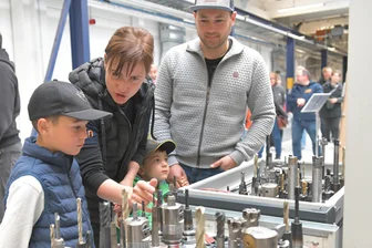 Millionenprojekt in schwierigen Zeiten: Actech investiert in neues Werk in Bobritzsch-Hilbersdorf - Beim Tag der offenen Tür im neuen Actech-Werk in Hilbersdorf: Sandra und Ralf Zimmermann mit Paul (7) und Finn (3) an einem Werkzeugwagen.