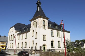Millionenprojekt: Neue Grundschule im Erzgebirge erweitert städtischen Bildungscampus - Aus dem ehemaligen Amtsgericht ist die neue Grundschule „An den Greifensteinen“ geworden.