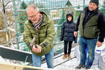 Millionenprojekt: Richtfest für Wohnpark in Bernsbach - Manfred Jahn schlug unter den Augen seines Sohns Max und Zimmerer André Wiedrich aus Beierfeld beim Richtfest den letzten Nagel ins Holz.
