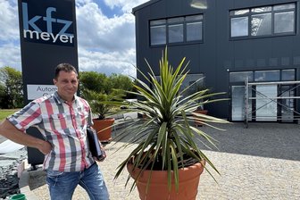 Millionenprojekt samt Herzenswunsch: Wo im Erzgebirge am Samstag etwas Besonderes gefeiert wird - Michael Meyer vor der neuen Halle. Damit erweitert der Schlettauer nicht nur seine Kfz-Werkstatt, sondern verwirklicht auch ein Herzensprojekt.