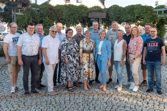 Millionenprojekt Schulcampus: Warum den neuen Ehrenfriedersdorfer Stadtrat Lieferschwierigkeiten plagen - Der neue Stadtrat von Ehrenfriedersdorf: Heiko Martin, Olaf Küttner, Madeleine Richter, Carmen Krüger, Bürgermeisterin Silke Franzl, Nicolle Barthel, Susanne Hentschel und Frank Deckert (vorn von links) sowie René Klauß, Nobert Adamietz, Hartmut Decker, Jörg Schlüssel, Johannes Neubert, Uwe Rößler, Nico Peterk und Rico Hannings (hinten von links).