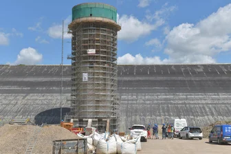 Millionenprojekt Talsperre Lichtenberg im Erzgebirge: Sanierung des Turms beginnt jetzt - Der Entnahmeturm der Talsperre in Lichtenberg ist eingerüstet.