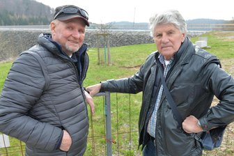 Millionenprojekt Talsperre Lichtenberg: Zeitzeugen blicken auf die derzeitige Sanierung - Talsperre Lichtenberg im Erzgebirge: Die früheren Bauarbeiter Jürgen Gierlings (rechts) und Reiner Emmrich vor der Baustelle, an der derzeit der Staudamm saniert wird.