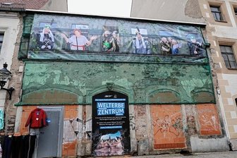 Millionenschwere Planungen für Welterbezentrum laufen an - Ein Banner kündet an den Resten der Fassade des Hauses Petersstraße 19, dass hier das künftige Freiberger Welterbezentrum entstehen wird. Das Gebäude rechts daneben wird dabei mit einbezogen.