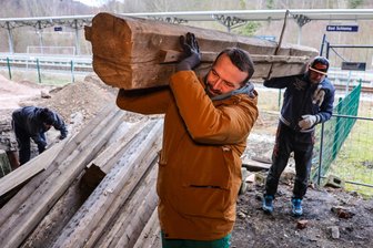 Millionenschwere Sanierung von altem Bahnhof im Erzgebirge geht mit Volldampf voran - Die alten Deckenbalken müssen rein. Mitglieder des Vereins Kulturgüterbahnhof Niederschlema packten beim Arbeitseinsatz an.