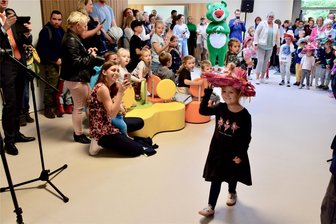 Millionenschwerer Kita-Neubau in Limbach-Oberfrohna eröffnet - Bei der feierlichen Eröffnung der Kita „Am Wasserturm“ präsentierten die Kinder in einer Hut-Modenschau kreative Modelle für den Kopf.