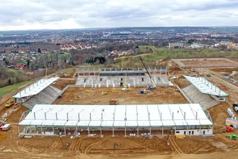 Millionenzuschuss fürs Zwickauer Stadion: Wurde beim Bau am falschen Ende gespart? - Blick auf den Stadionneubau in Eckersbach im März 2016. Fünf Monate später fand das erste Spiel in der Arena statt.