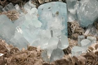 Reise um die Welt: Dieser Aquamarin auf Muskovit kommt aus Pakistan.