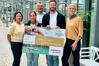 Millionster Besucher in der Soletherme Bad Elster begrüßt - Christin und Yannic knackten die Millionen-Marke. Christina Greipel (li.), Jens Böhmer und Katja Müller (re.) vom Staatsbäder-Team überraschten sie.