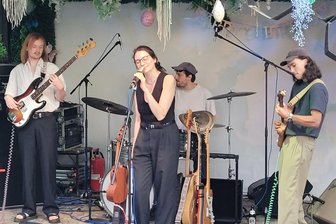 Mina Richman in Zwickau: Ehrlich, queer, verletzlich - Mina Richman und Band präsentierten sich mit tiefsinnigen Texten.