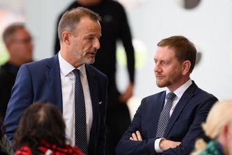 Minderheitsregierung oder Gespräche mit der AfD: Debatte trifft Sachsen-CDU in heikler Phase - Lernen sich kennen, um vielleicht zu koalieren: Sachsens BSW-Co-Chef Jörg Scheibe und Regierungschef Michael Kretschmer (CDU) bei der ersten Sitzung des neu gewählten Sächsischen Landtages.