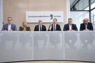 Minderheitsregierung: So wollen CDU und SPD die Opposition einbinden - Sie verhandeln ab Montag über eine schwarz-rote Minderheitsregierung: Fraktionschef Dirk Panter, Sozialministerin Petra Köpping und Parteichef Henning Homann für die SPD - Ministerpräsident Michael Kretschmer, Fraktionschef Christian Hartmann und Kultusminister Christian Piwarz für die CDU.