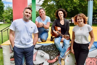 Mindestens 20.000 Besucher als Ziel: Das bietet der Chemnitzer Parksommer 2024 - Veranstalter Ralf Schulze, Projektleiterin Kira Mutze, Sängerin Miriam Spranger und Vanessa Wegner von der Volksbank freuen sich auf die 8. Auflage des Parksommers.