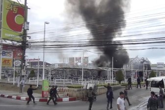 Mindestens 56 Verletzte bei Anschlägen im Süden Thailands - Das Standbild aus einem Video zeigt am 09.05.2017 in Pattani (Thailand) Rauch, der nach einem Bombenanschlag mit einer Autobombe auf ein Einkaufszentrum aufsteigt. Bei zwei Bombenanschlägen auf das Zentrum wurden mehr als 50 Menschen verletzt, mehrere davon schwer.