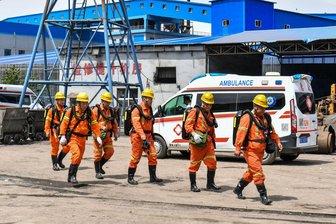 Mindestens 90 Menschen sterben bei Minenunglück in China - Mehrere hundert Rettungskräfte sind nach wie vor im Einsatz.