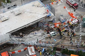 Mindestens drei Tote nach Einsturz an Überführung in Seoul - Bei Abrissarbeiten im Stadtzentrum von Seoul sind Teile einer Straßenüberführung eingestürzt.