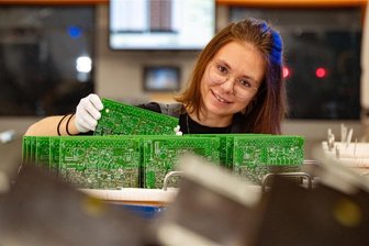 Mindestlohn für Ferienjobs? Was Schüler in Sachsen erwarten können - Abwechslungsreicher Ferienjob in der Leiterplattenherstellung: Linda Voigt arbeitet als Schülerin bei der KSG GmbH in Gornsdorf.