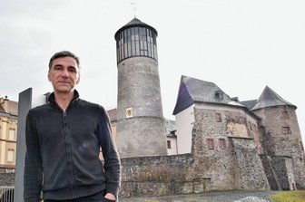 "Mindestlohn ist ein Dauerbrenner" - Daniel Petri, Geschäftsführer der Oelsnitzer Kultur GmbH, vor dem Altteil von Schloss Voigtsberg. 