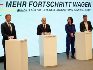 Mindestlohn, Mietpreisbremse, Cannabis-Legalisierung: Das will die Ampel-Koalition umsetzen - Christian Lindner, Olaf Scholz, Annalena Baerbock und Robert Habeck stellen den gemeinsamen Koalitionsvertrag der Ampel-Parteien vor.