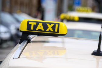 Mindestlohnerhöhung: Taxifahren soll in Sachsens Großstädten teurer werden - Taxifahren soll teurer werden. Das ist unter anderem die Folge der Mindestlohnerhöhung.