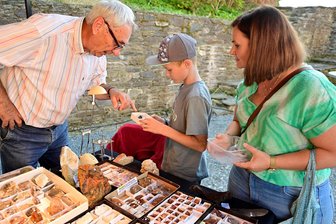 Mineralien und Sonne glitzern um die Wette: 1000 Besucher bei Mineralienbörse auf Schloss Voigtsberg - Aussteller Karl-Heinz Thuß aus Hartenstein und Franziska Beisel aus Plauen mit ihrem Sohn Matteo.