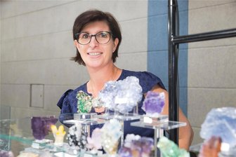 Mineralienbörse in Annaberg-Buchholz: Woher kommt die Leidenschaft für Gesteine, Edelsteine, Erze und Fossilien? - Jeannette Huussen aus den Niederlanden an ihrem Mineralienstand. Sie und ihr Mann sind jedes Wochenende europaweit auf verschiedenen Messen und Börsen unterwegs.