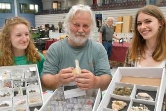 Mineralienbörse lockt 1000 Besucher - Johanna Kubosch, 8. Semester Geologie/Mineralogie, Vereinsvorsitzender Jörg Steinbinder und Johanna Landrock (v. l.), zeigten eigene, in der Region gefundene Minerale.
