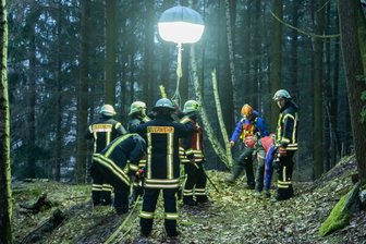 Mineraliensammler nach Sturz in Stollen gerettet - Ein Mineraliensammler ist bei Breitenbrunn schwer verletzt aus einem Stollen geborgen worden.