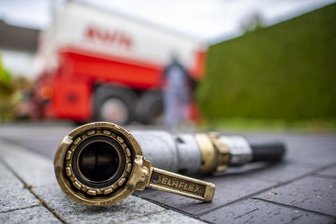 Mineralöl und Flüssiggas: Laster dürfen auch an Sonn- und Feiertagen fahren - (Symbolbild)