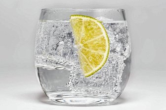 Mineralwasser: Fehlen günstige Marken aus Profit-Gründen im Handel? - Mineralwasser - auf Eis mit Limette erfrischend, aber mitunter mit divergierender Preisspanne.
