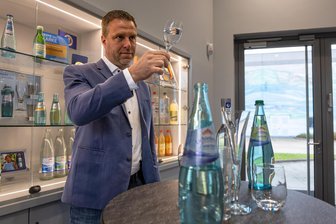 Mineralwasser oder Leitungswasser? Warum es in Lichtenau einen Wassersommelier gibt - Tom Roßeck ist Wassersommelier und verkostet Lichtenauer Mineralwasser. Am 7. Oktober lädt er zu einem Vortrag ein.