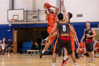 Miners geben Sieg gegen die Niners aus der Hand - Gestoppt: Die Basketballer des ATSV Freiberg um Luis Benitez Aranguren haben im letzten Heimspiel der Aufstiegsrunde gegen die Niners IV den Sieg in der Schlussphase noch aus der Hand gegeben.