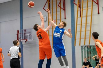 Miners im Pech: Freiberger Korbjäger können sich für großen Kampf nicht belohnen - Auf Augenhöhe: Die Basketballer des ATSV um Erik Zschocke (l.) boten Spitzenreiter Ottendorf-Okrilla einen großen Kampf.