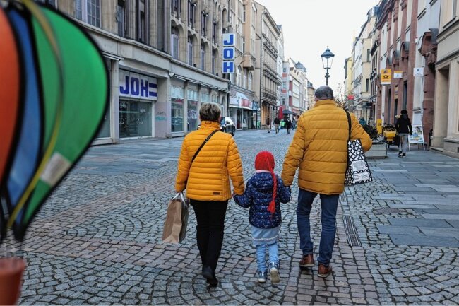 Mini-Amazon für Zwickau: Braucht die Stadt ein eigenes Shoppingportal? - Auf der Hauptstraße in Zwickau macht eine Familie einen Einkaufsbummel. 
