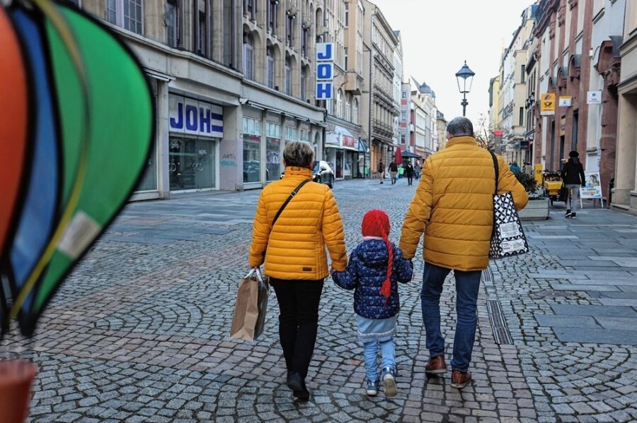 Mini-Amazon für Zwickau: Braucht die Stadt ein eigenes Shoppingportal? - Auf der Hauptstraße in Zwickau macht eine Familie einen Einkaufsbummel. 