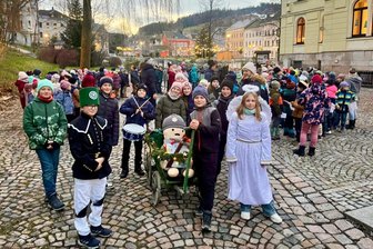 Mini-Bergparade zieht durch Eibenstock - Führen die Mini-Bergparade der Grundschule Eibenstock an: Steiger Etienne Müller und Engel Marie Ott sowie Finley Wagner an der Marschtrommel. Im Wagen vor der Musikbox sitzt Maskottchen Fritz.