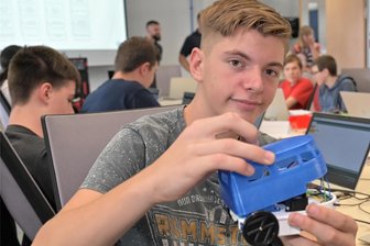 Mini-Bus zum Selberbauen begeistert Zwickauer Schüler für MINT-Fächer - Fin Berkemeyer (14) aus Zwickau zeigt die Bauteile für den „Bi.Buzz“.