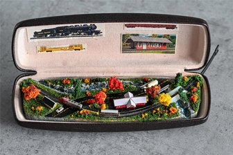 Mini-Eisenbahn in Brillenetui: Was die Chemnitzer Modellbahntage in der Messe noch bieten - Ein Modellbahner stellt eine der kleinsten Bahnen in einem Brillenetui aus.