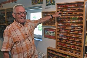 Mini-Feuerwehren laden zu Fahrt in die Geschichte ein - Sammler Hubert Kösser zeigt eine Vitrine, in der Modelle von Feuerwehrfahrzeugen zu bestaunen sind.
