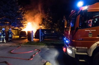 Mini in Aue ausgebrannt - Die Feuerwehr versuchte den Brand schnellstmöglich zu löschen.