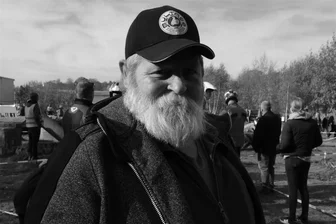 „Mini“ ist tot: Trauer um Oelsnitzer Original Jörg Richter - „Mini“ lebt nicht mehr: Das Oelsnitzer Original Jörg Richter ist kurz nach seinem 60. Geburtstag gestorben.