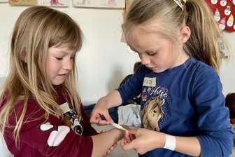 Mini-Kinderhaus im Erzgebirge feiert große Festwoche, wo trösten und helfen eine große Rolle spielt - Irma (l.) und Hilda „verarzten“ sich gegenseitig beim Erste-Hilfe-Kurs.
