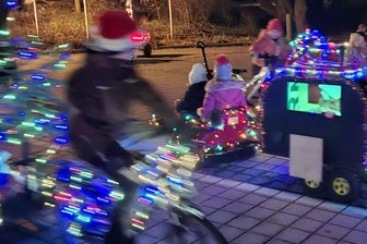Mini-Lichterfahrt lockt Gäste aus dem ganzen Vogtland an: „Wir mussten sogar Glühwein nachholen“ - Geschmückte und blinkende Fahrräder, Laufräder oder Wohnmobile – es war bunt und schön.