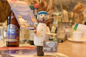 Mini-Maler als Sammlerstück: 20. Räuchermännchen der Zwickauer Mauritius-Brauerei gleicht berühmtem Künstler -