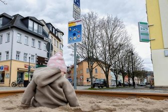 Mini-Sandkasten zwischen parkenden Autos: Will Auerbach so ein Alkoholverbot durchsetzen? - Bislang nur ein Sandkasten - der Spielplatz auf dem Neumarkt. Die Stadt Auerbach will ihn noch aufwerten, aber damit vor allem eine Handhabe gegen öffentliche Trinkgelage in dem Bereich haben.