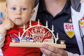 Mini-Schwibbögen für die Jüngsten: Erzgebirgsstadt beschenkt Nachwuchs - Jede Familie erhielt einen kleinen Schwibbogen, hergestellt von einer örtlichen Firma. 