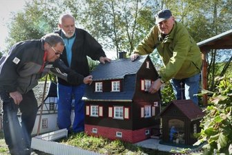 Mini-Weißbach ist um ein Holzhaus reicher - Feinschliff kurz vor der Einweihung: Jürgen Albert, Hartmut Lehmann und Günter Müller (v. l.) legen noch ein letztes Mal Hand an. 