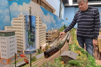 Mini-Welt auf Schienen: Chemnitzer Modellbahnfreunde zeigen Piko-Raritäten aus Chemnitzer Produktion - Gunter Nitzsche gehört zu den etwa 25 Vereinsmitgliedern des Arbeitskreises Modellbahn Chemnitz. Foto: Claudia Dohle