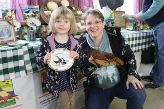 Mini-Züchterin ganz groß: Anna räumt Ehrenpreis in Crimmitschau ab - Anna Böwer, hier mit Mutter Stephanie Hemmann, zeigt stolz ihren Ehrenpreis.